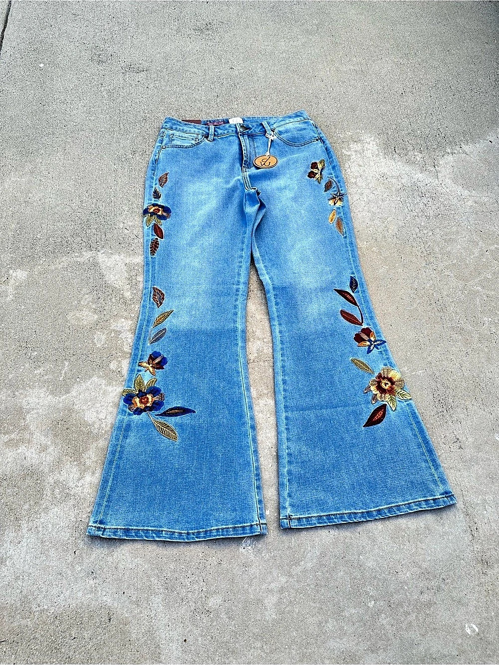 Driftwood “Fiora” Embroidered Floral Flare Jeans NWT ~Size 6
